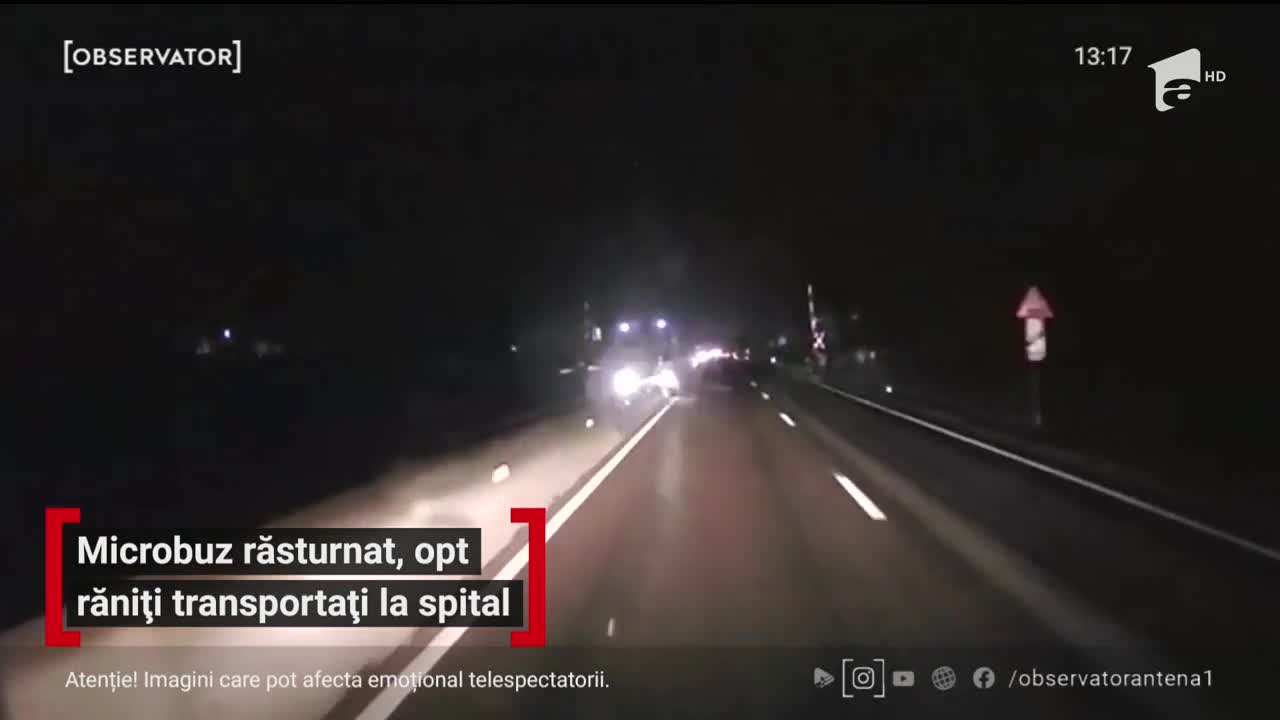 Imagini şocante! Momentul &icirc;n care un microbuz plin cu pasageri s-a răsturnat, &icirc;n Prahova