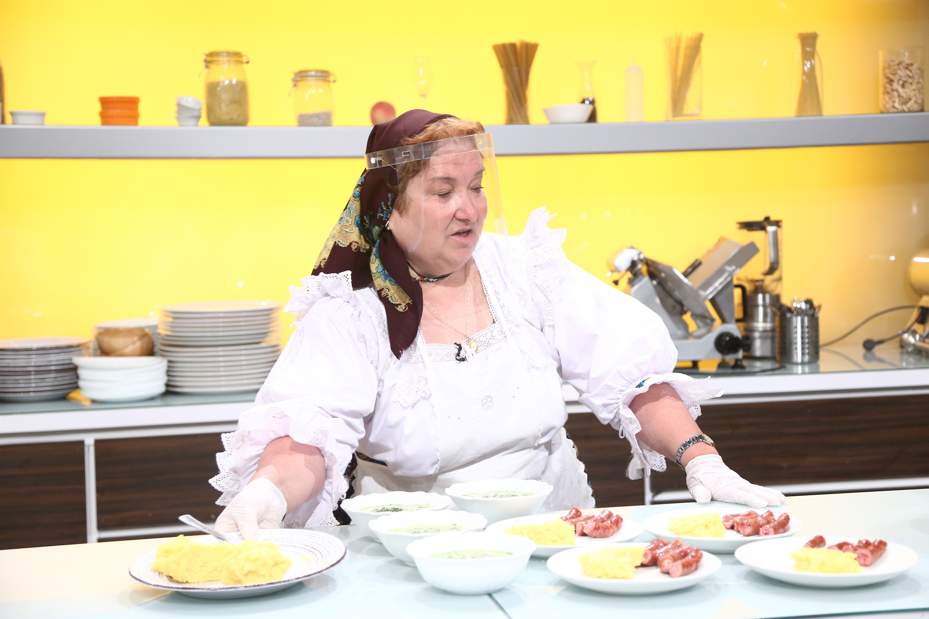 Vlad Maria, &icirc;n costum popular, la Chefi la cuțite: "Baticul are peste o sută de ani"