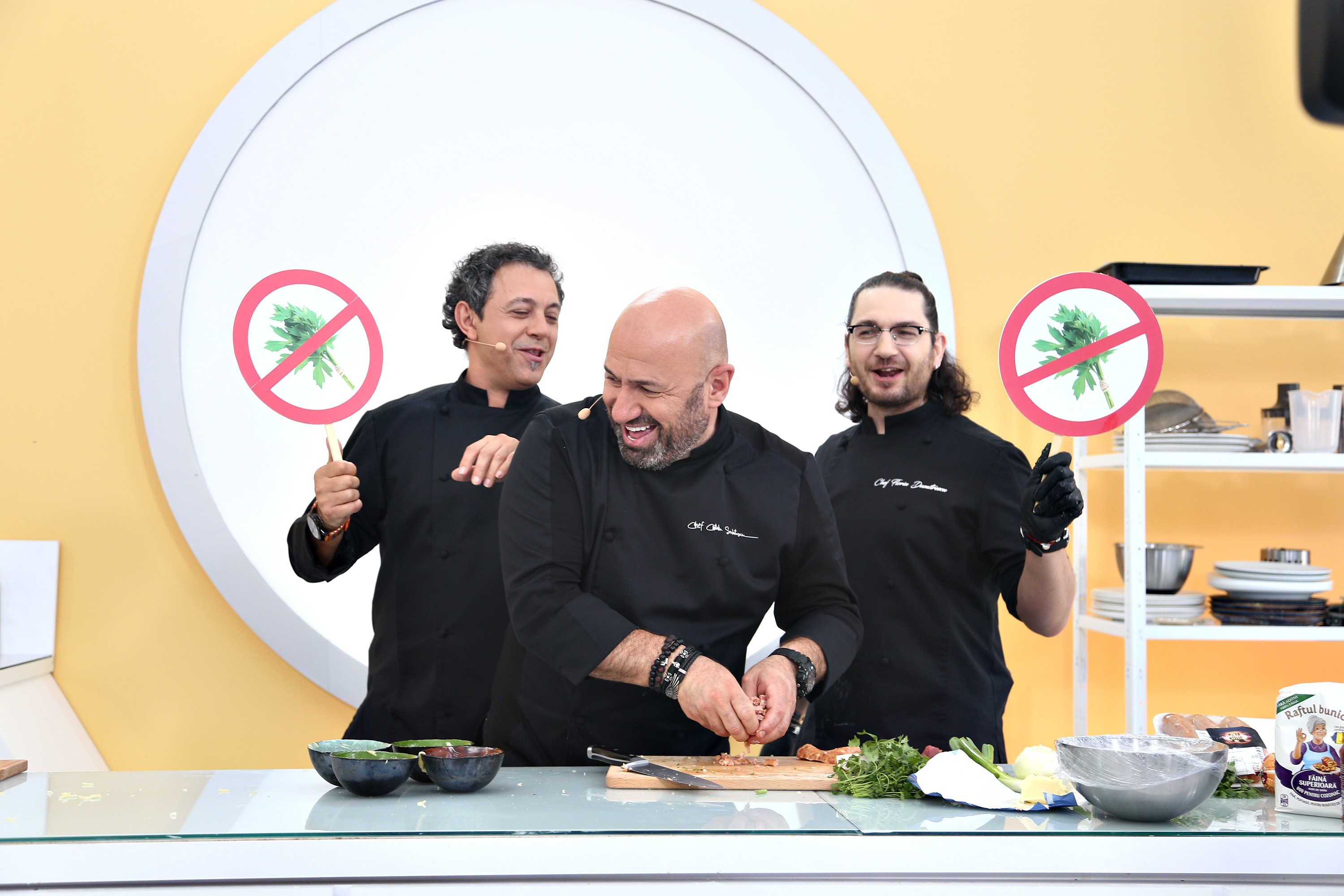 Chef Gabriel Toader jurizează preparatele celor trei chefi. Cine va c&acirc;știga amuleta?