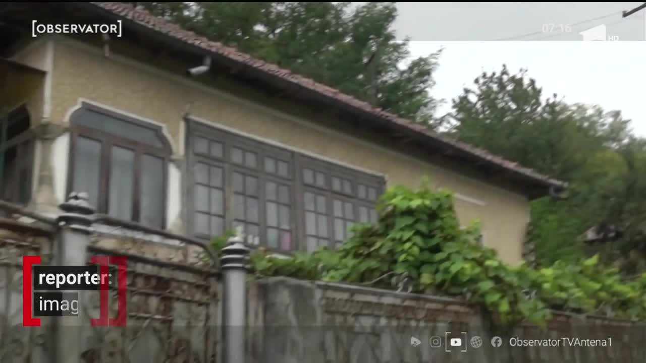 Luciana, o elevă silitoare din V&acirc;lcea, &icirc;şi face temele folosind lanterna