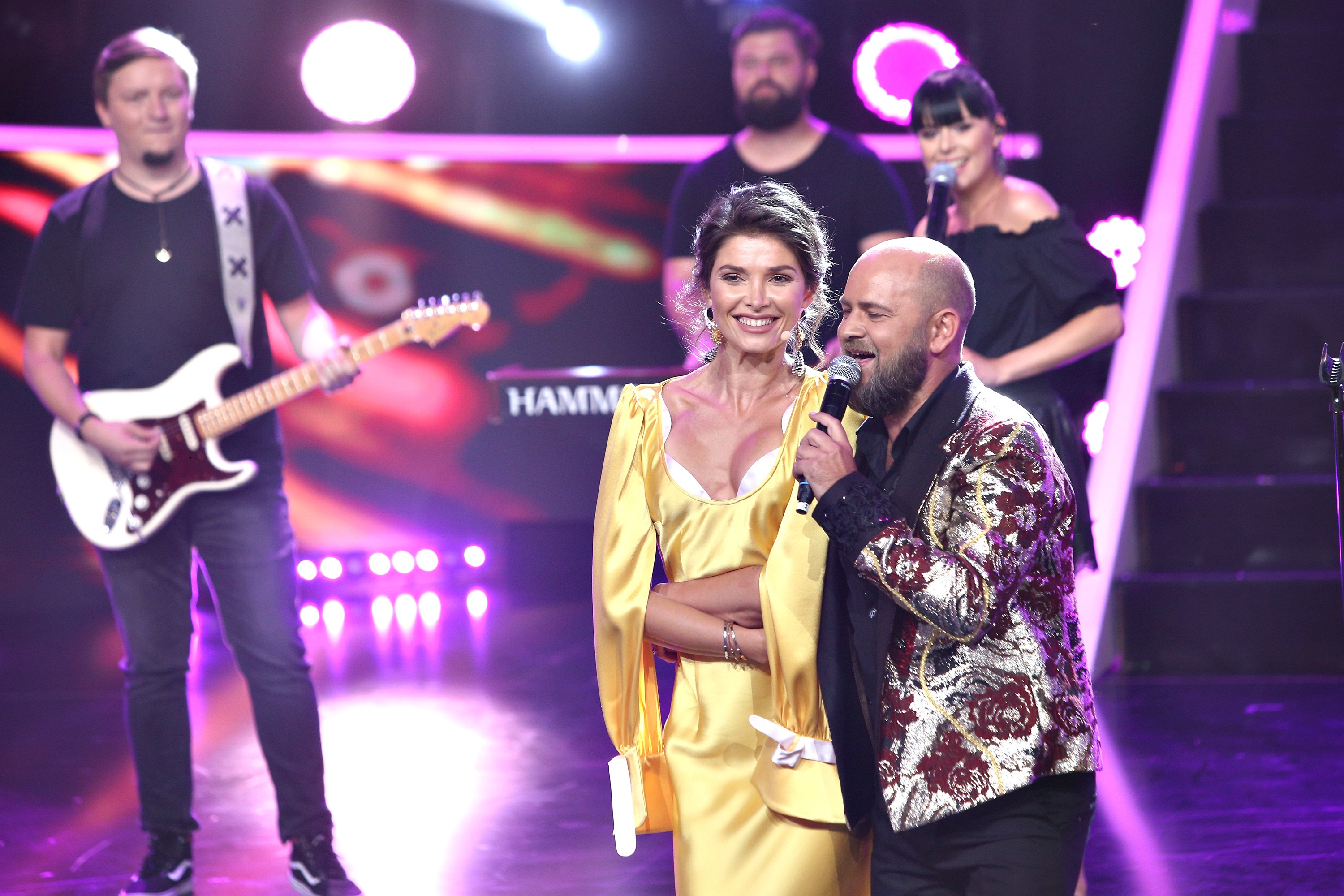 Așteptarea a luat sf&acirc;rșit! Cosmin Seleși &icirc;i face o dedicație muzicală ruletei personajelor