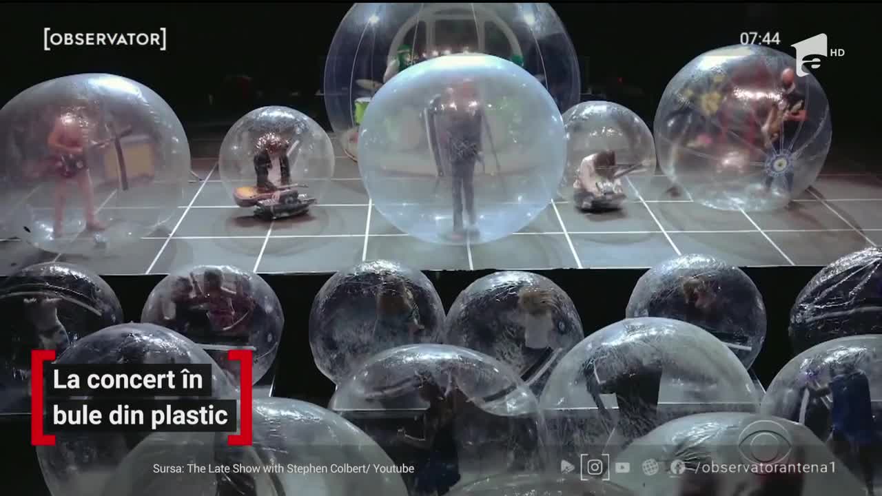 Pentru ca totul să fie &icirc;n deplină siguranţă, o sută de bule din plastic au fost ocupate de artişti şi spectatori &icirc;n cadrul unui concert