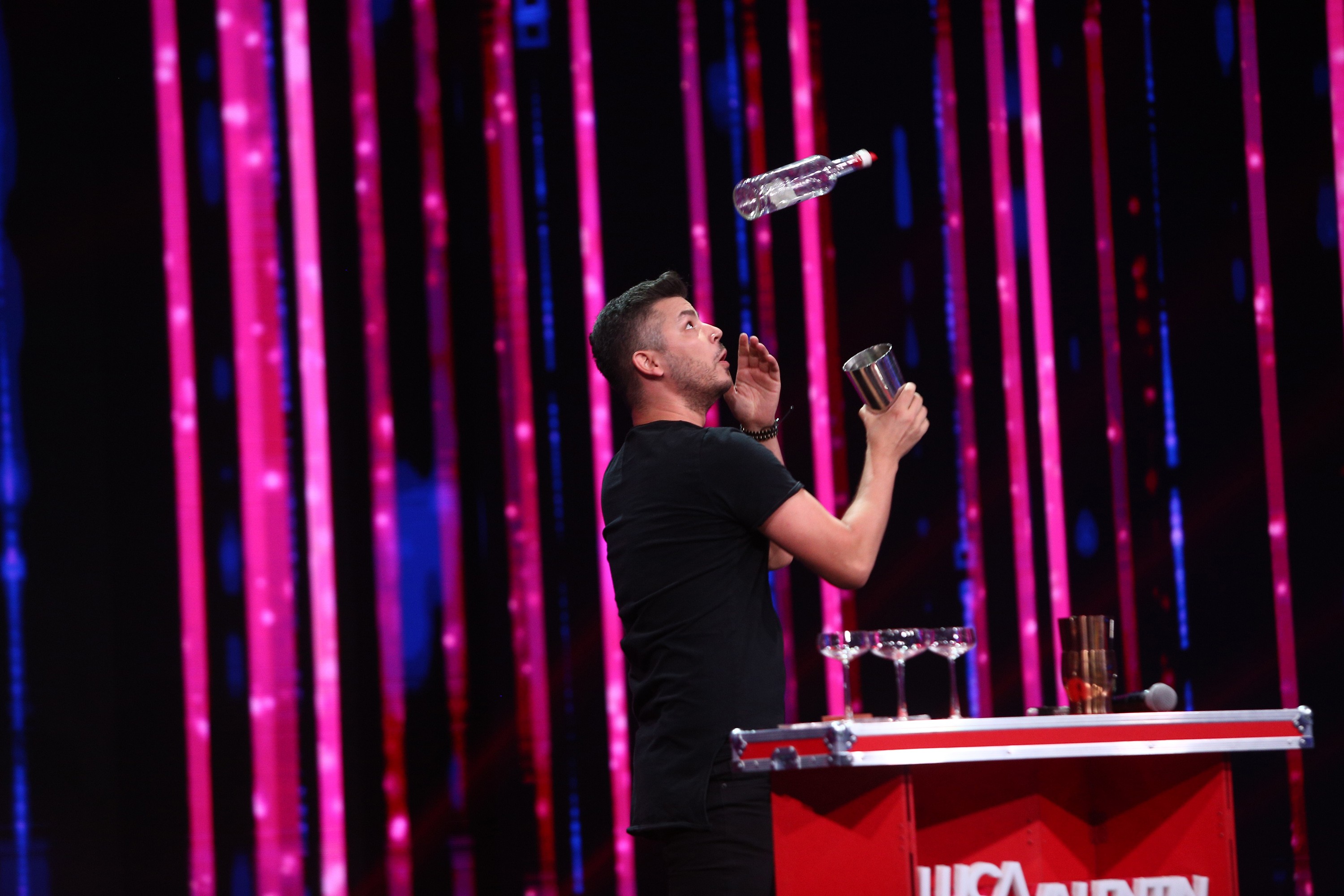 Un campion mondial, pe scena iUmor! Valentin Luca, show cu băuturi incredibile