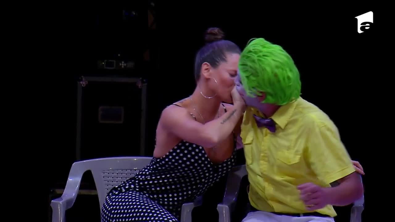 Raluka, sărut mimat pe scena circului: A fost foarte drăguț. M-am simțit foarte bine
