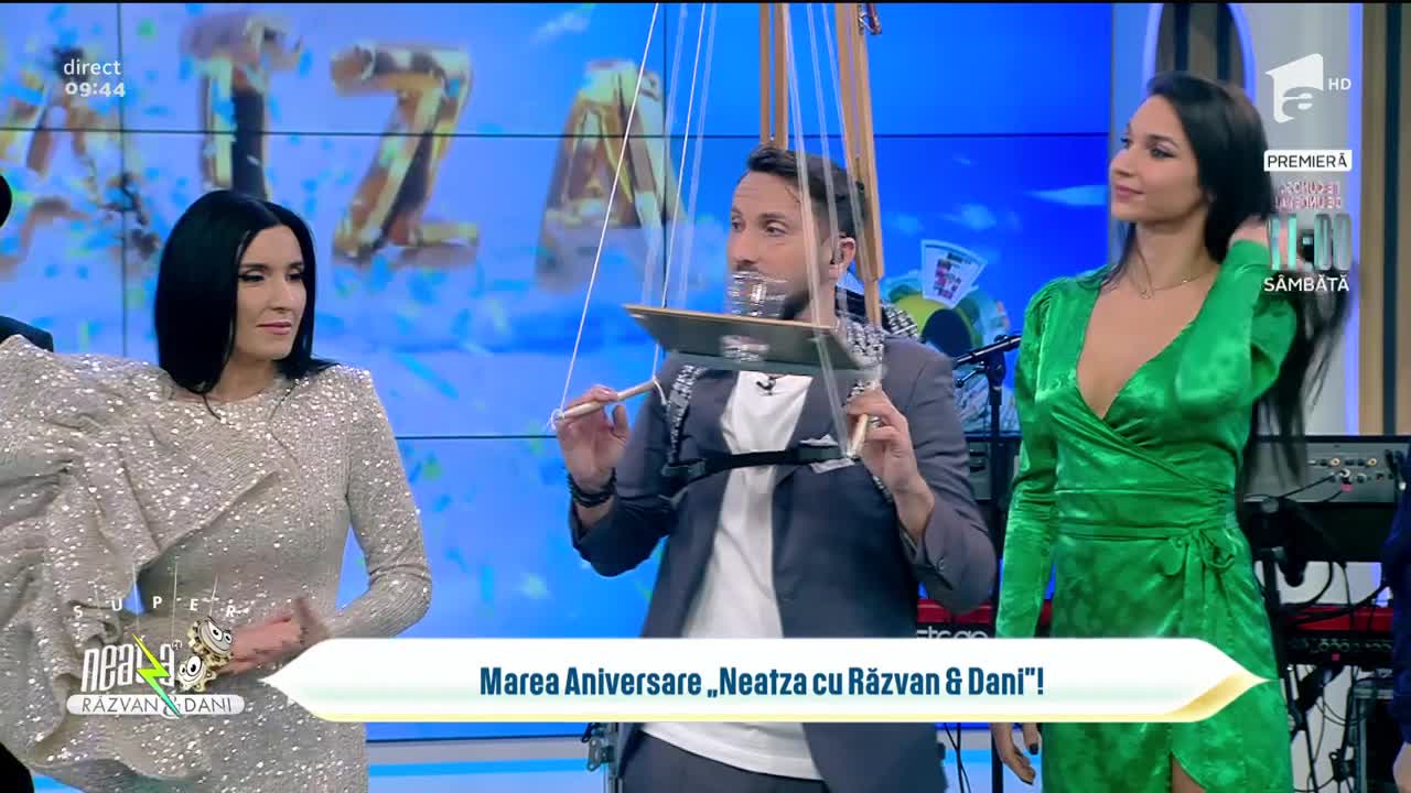 Provocarea udă și amuzantă la Neatza. Cum să NU bei din pahar ca un domn