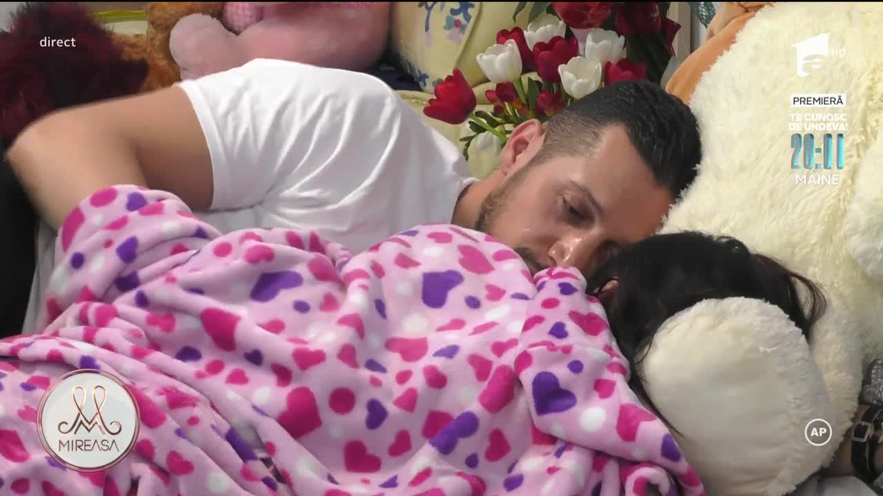 Bianca și Mihai, atingeri &icirc;ndrăznețe pe sub pătură!: Mai jos nu ai voi!