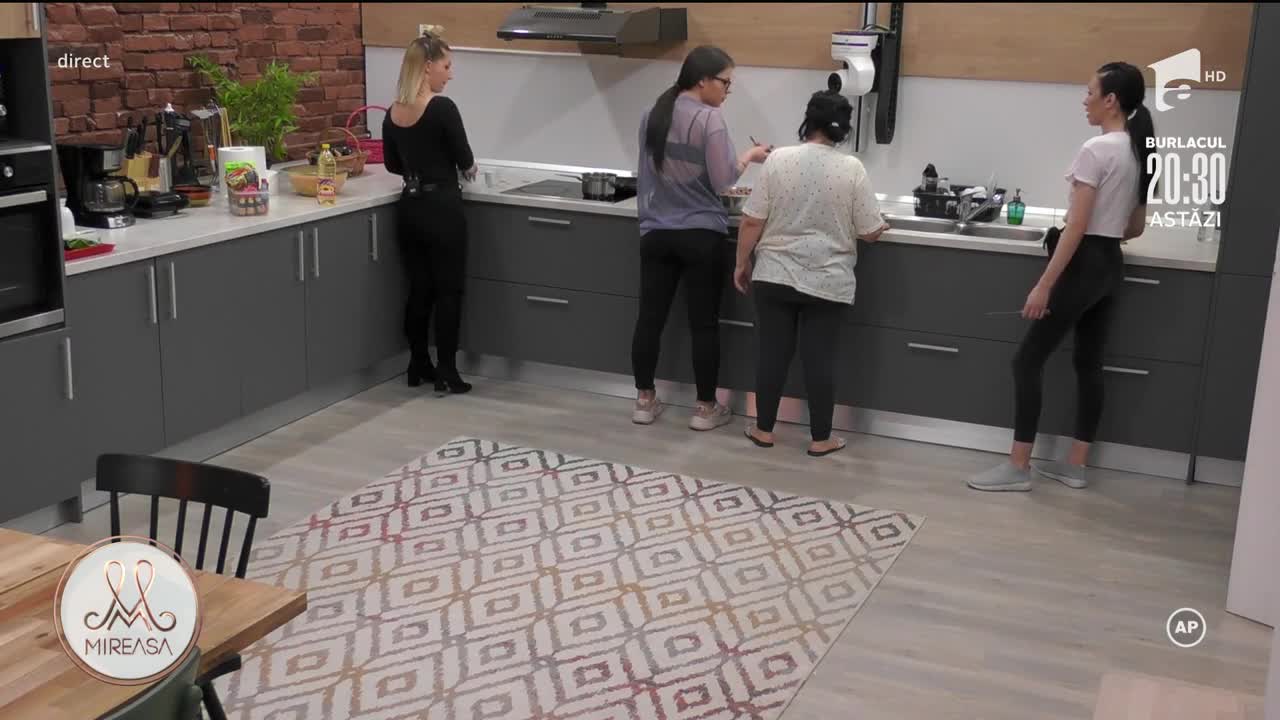 Costinela și Izabela, cu g&acirc;ndul la băieți!