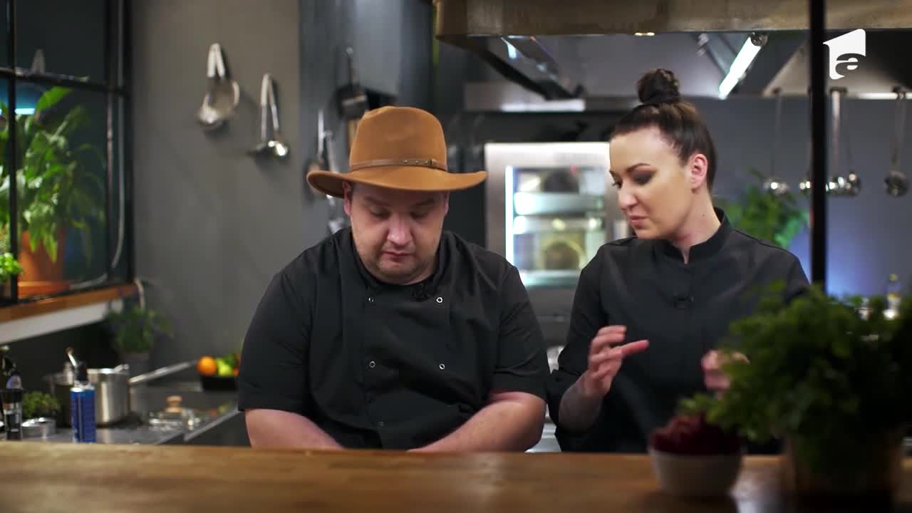 Chef Roxana Blenche și Răzvan Babană gătesc Pască fără aluat, în prima ediție Hello Chef