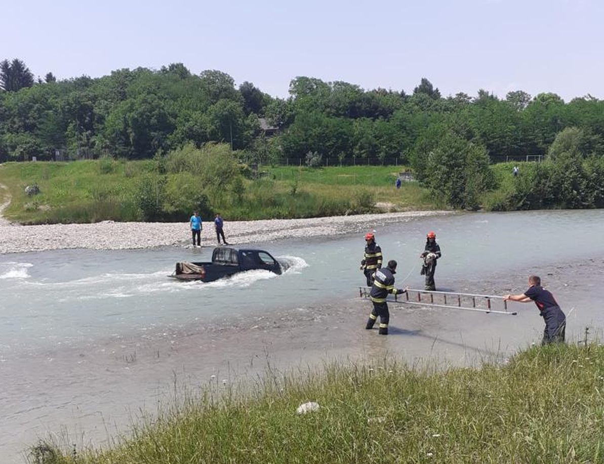 Doi prahoveni și-au scufundat mașina în râul Teleajen, după ce au ...