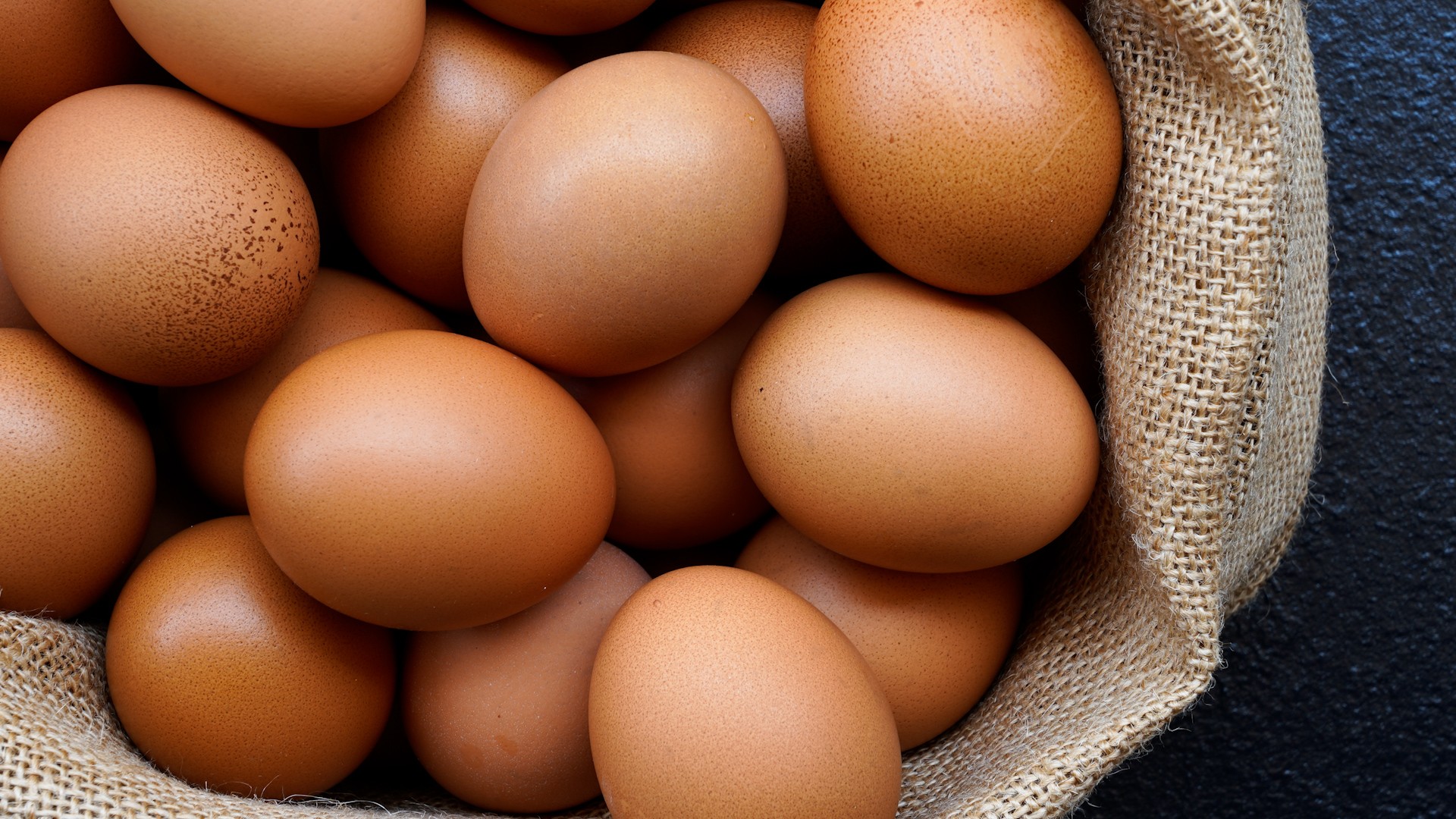 Motivul pentru care ouăle pot prezenta pete sau denivelări pe coajă
