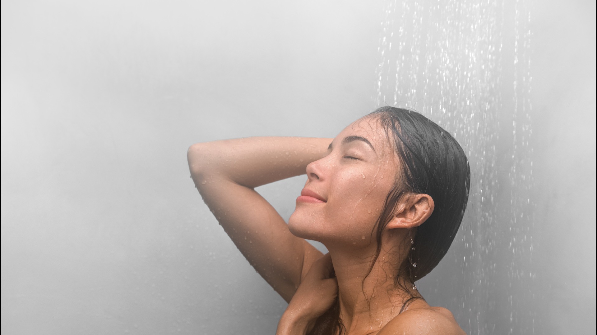 Te-ai intrebat de ce transpiri după ce faci duș? Iată cum poți opri acest lucru