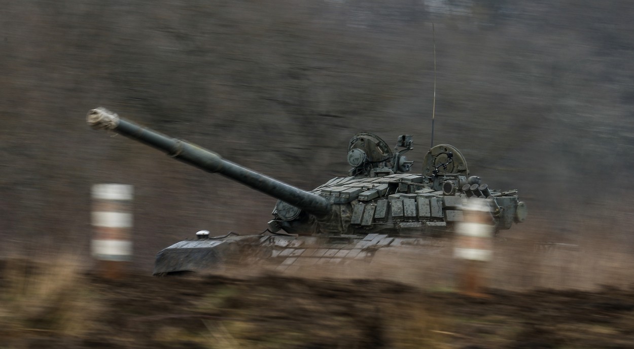 rusia-transporta-sute-de-tancuri-