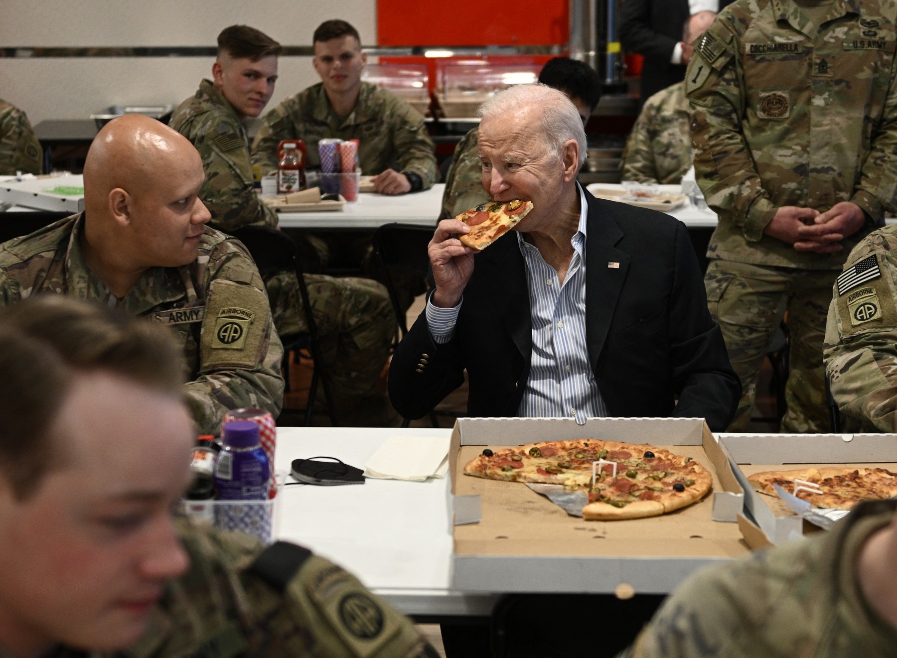 Ο Τζο Μπάιντεν έφαγε πίτσα με αμερικανούς στρατιώτες στην Πολωνία και τους χαρακτήρισε «την καλύτερη μαχητική δύναμη στην ιστορία του κόσμου»