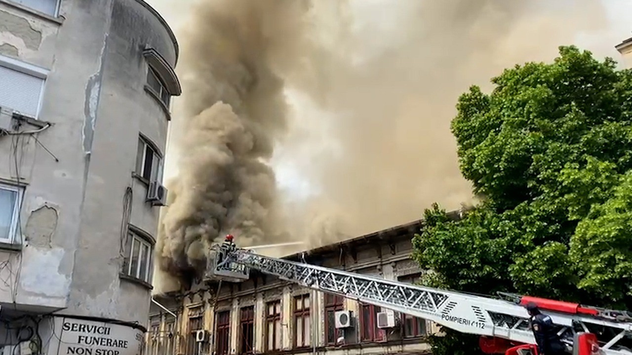 Incendiu lângă Piaţa Unirii din Bucureşti. Fumul gros se ridică