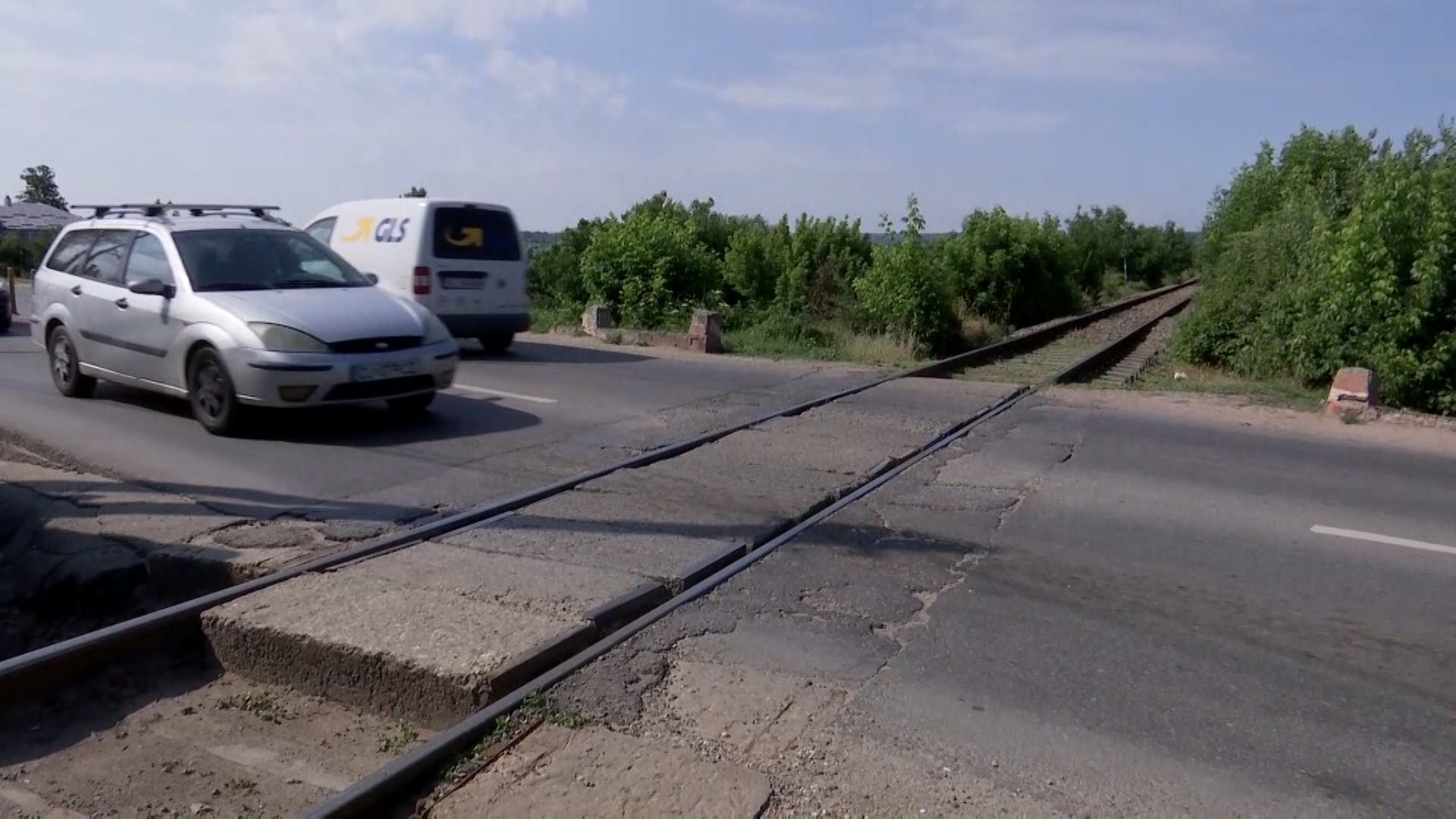 "Așa ceva numai la noi se poate" Reabilitarea trecerilor la nivel cu calea ferată, un eșec pur românesc. Lucrările s-au degradat imediat