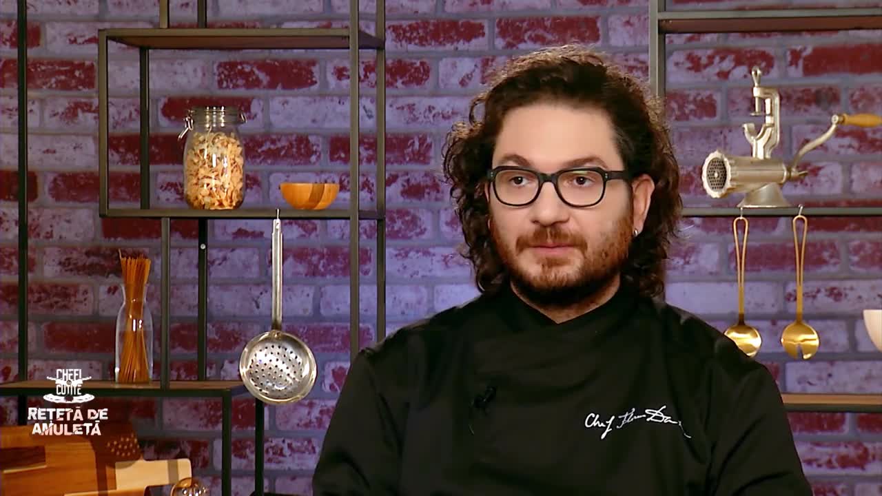 Chefi la Cuțite, sezonul 10, 21 septembrie 2022. Chef Florin Dumitrescu gătește ananas caramelizat si cocos