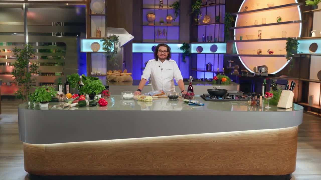Chef-ul rețetelor: Florin Dumitrescu prepară "Placinta cu prune"