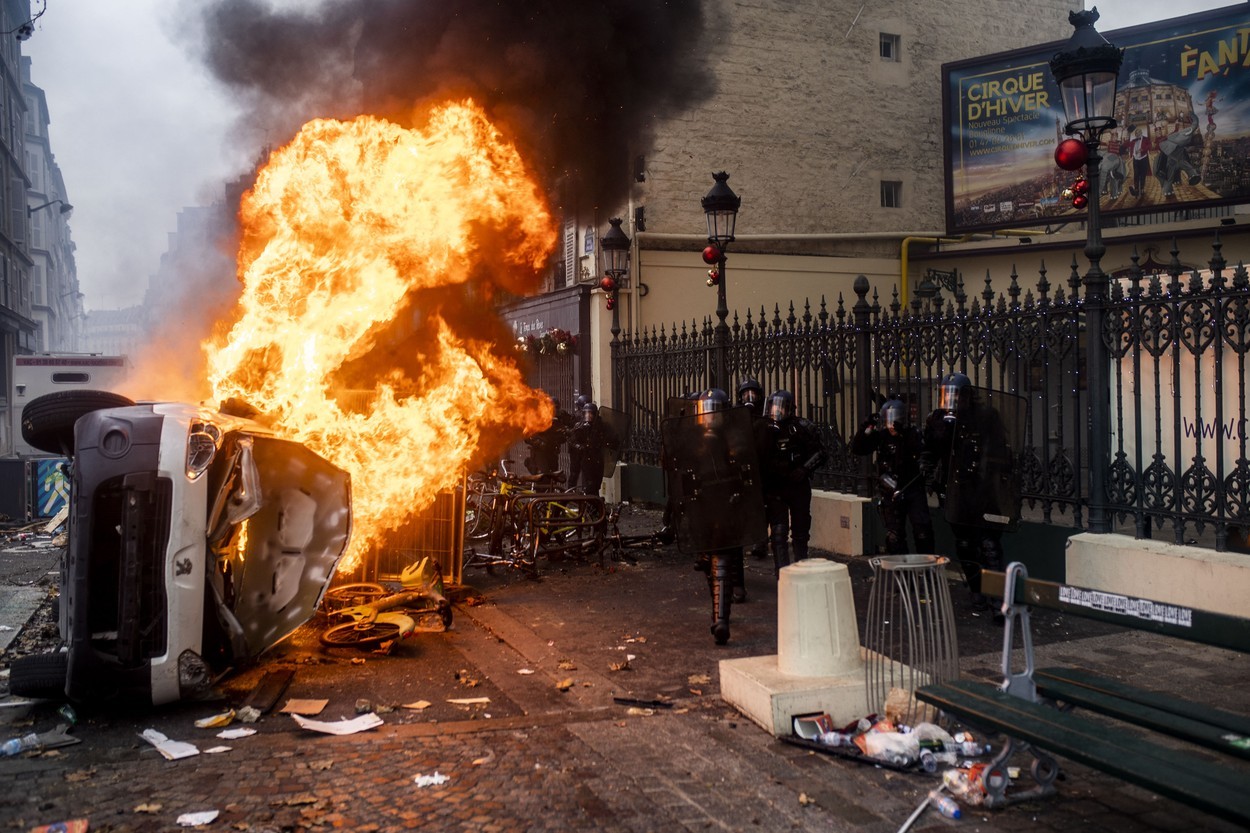 Ciocniri violente între demonstranţi şi poliţişti, în Paris. Oamenii au  aruncat cu pietre şi au incendiat maşini, la o zi după atacul sângeros  soldat cu 3 morţi - ? newsflash