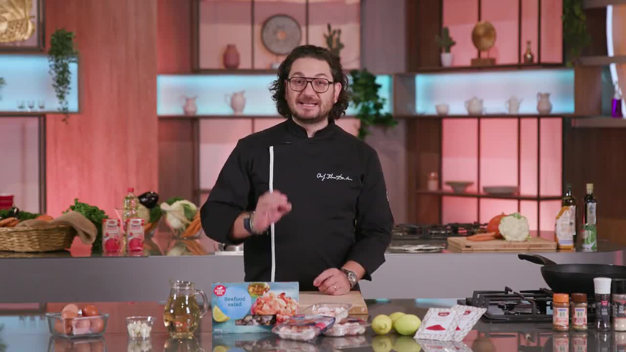 Chef-ul rețetelor: Florin Dumitrescu prepară ”Salata de fructe de mare”
