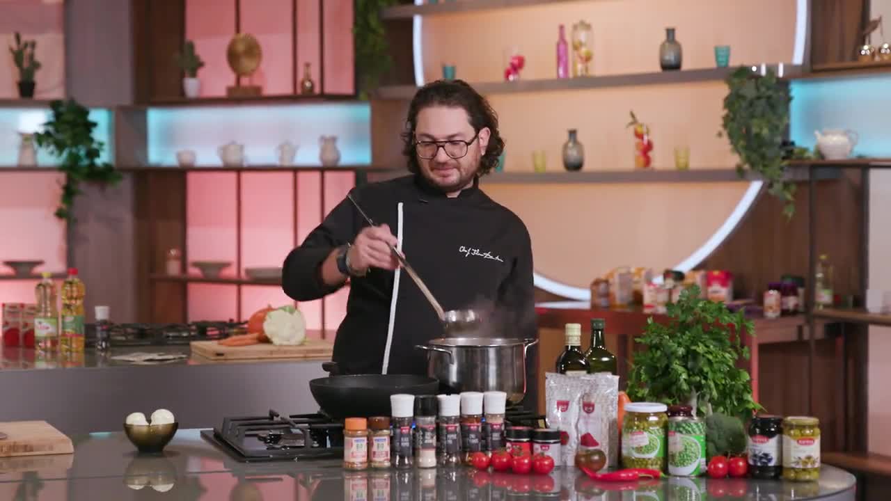 Chef-ul rețetelor: Florin Dumitrescu prepară ”Tortellini cu mazare”