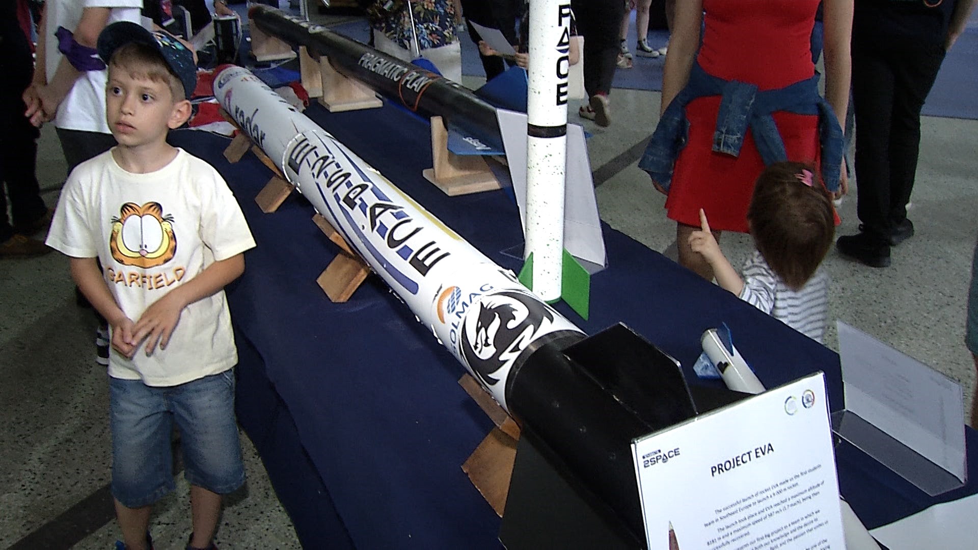 Copiii, fascinaţi de rachetele expuse la SpaceFest: 