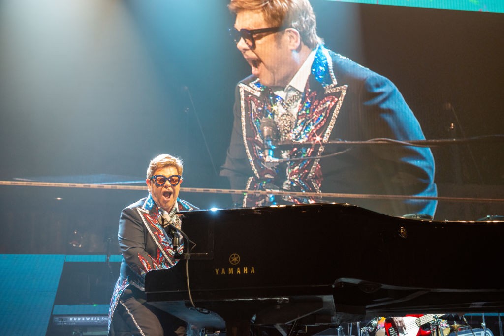 Elton John şi A Luat Adio De La Cariera Muzicală Legenda şi A Bucurat Fanii Din Suedia Cu Cele 