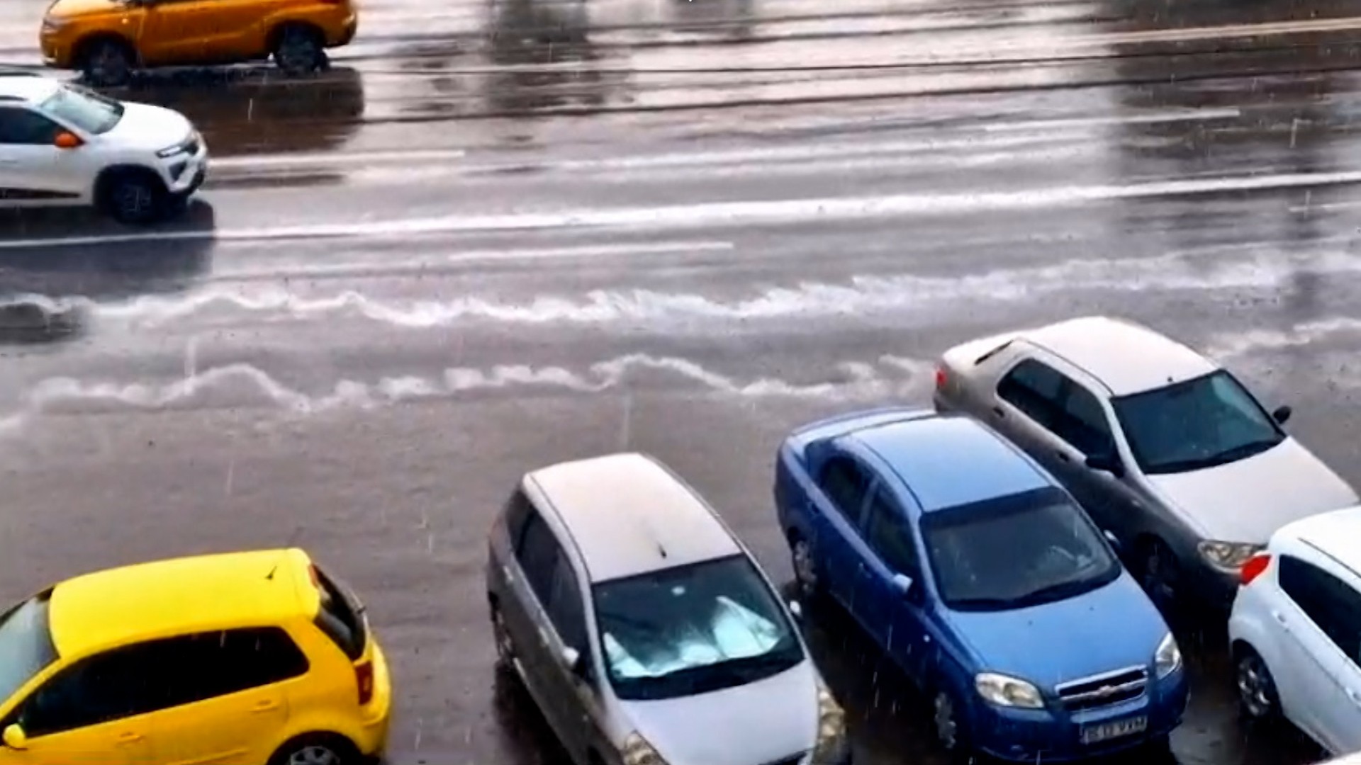 Unul dintre cele mai poluate oraşe din România, acoperit de o spumă albă după vijelii. “Poluanţi pe care îi respirăm tot timpul, nu-i vedem”