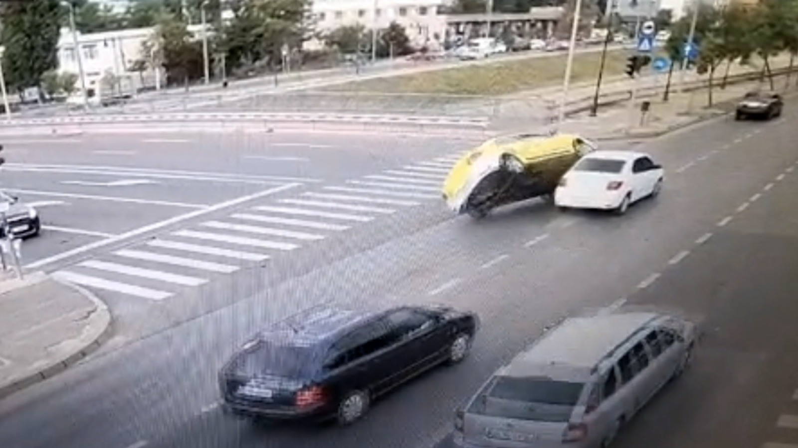 Accident cu 3 victime în Iași, după manevra riscantă a unui șofer. Impactul a fost surprins de camerele de supraveghere