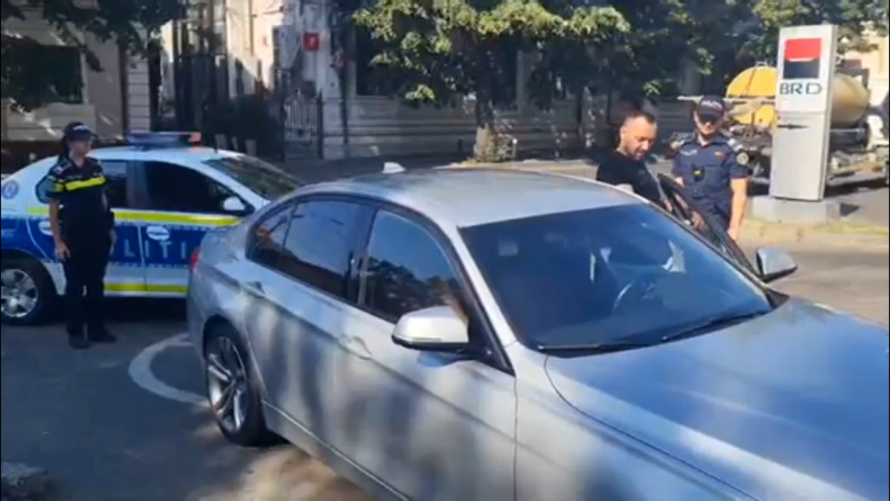 Un şofer din Piteşti a blocat toată Poliţia: a parcat fix pe aleea de acces din faţa secţiei, în faţa semnului “Interzis”. Omul şi-a lăsat soţia de pază