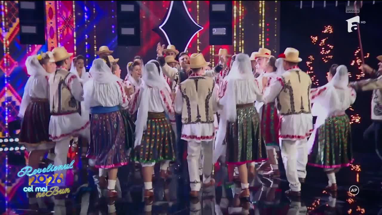 Revelionul cel mai neBUN 2026! Valentin Sanfira c&acirc;ntă piesa Merg pe drum cu capul gol!