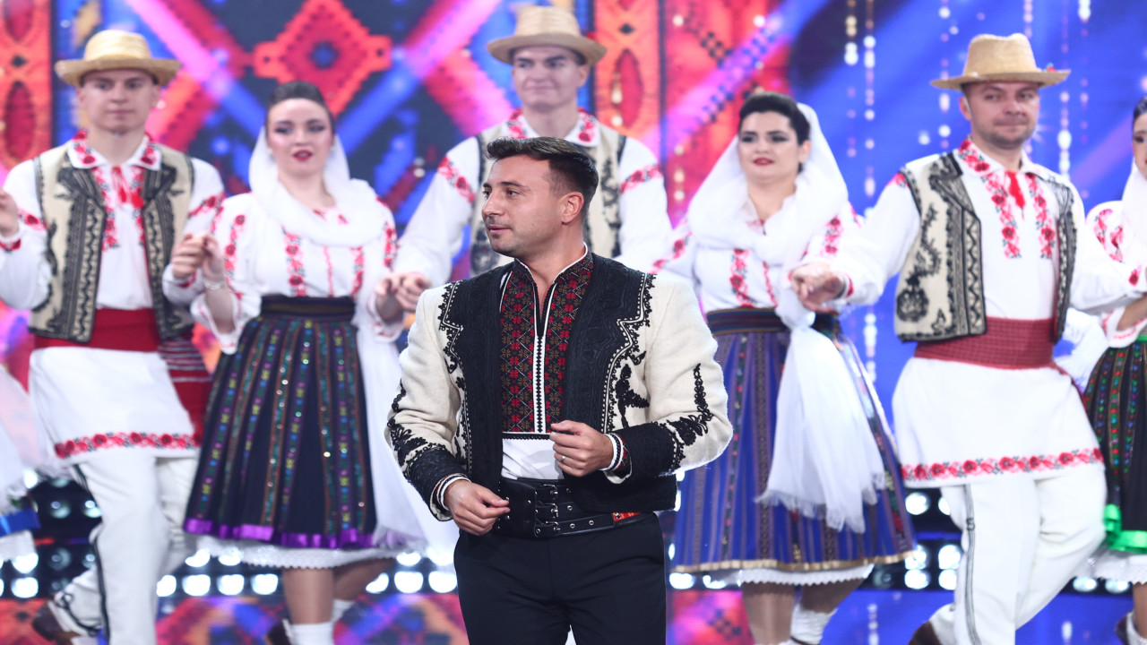 Revelionul cel mai neBUN 2026! Valentin Sanfira c&acirc;ntă piesa Merg pe drum cu capul gol!