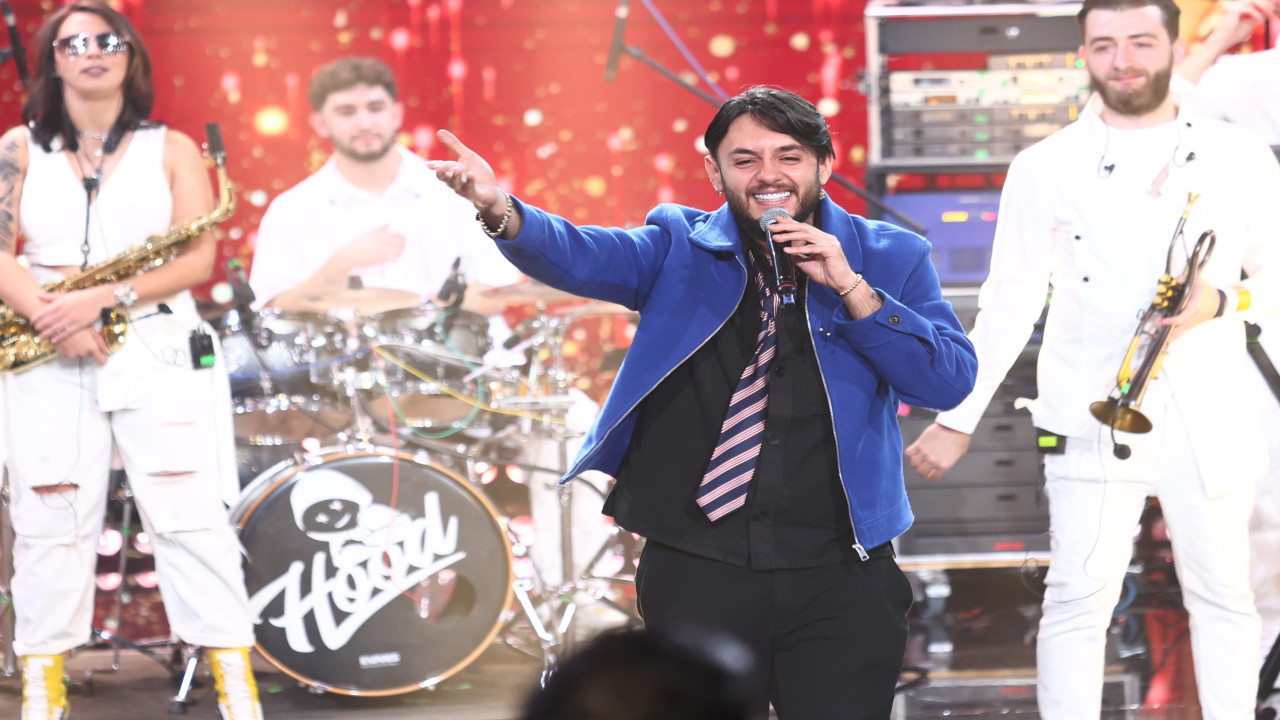 Revelionul cel mai neBUN 2026! Johny Romano c&acirc;ntă piesa Mama mea e florăreasă!