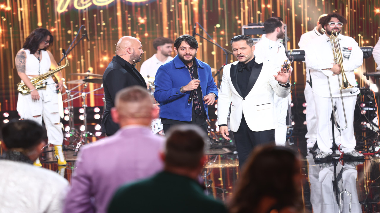 Revelionul cel mai neBUN 2026! Johny Romano c&acirc;ntă piesa E mult, e greu!