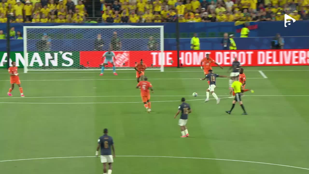 Gonzalo Plata șutează puternic de la marginea careului de 16 metri | Coasta de Fildeș vs Ecuador