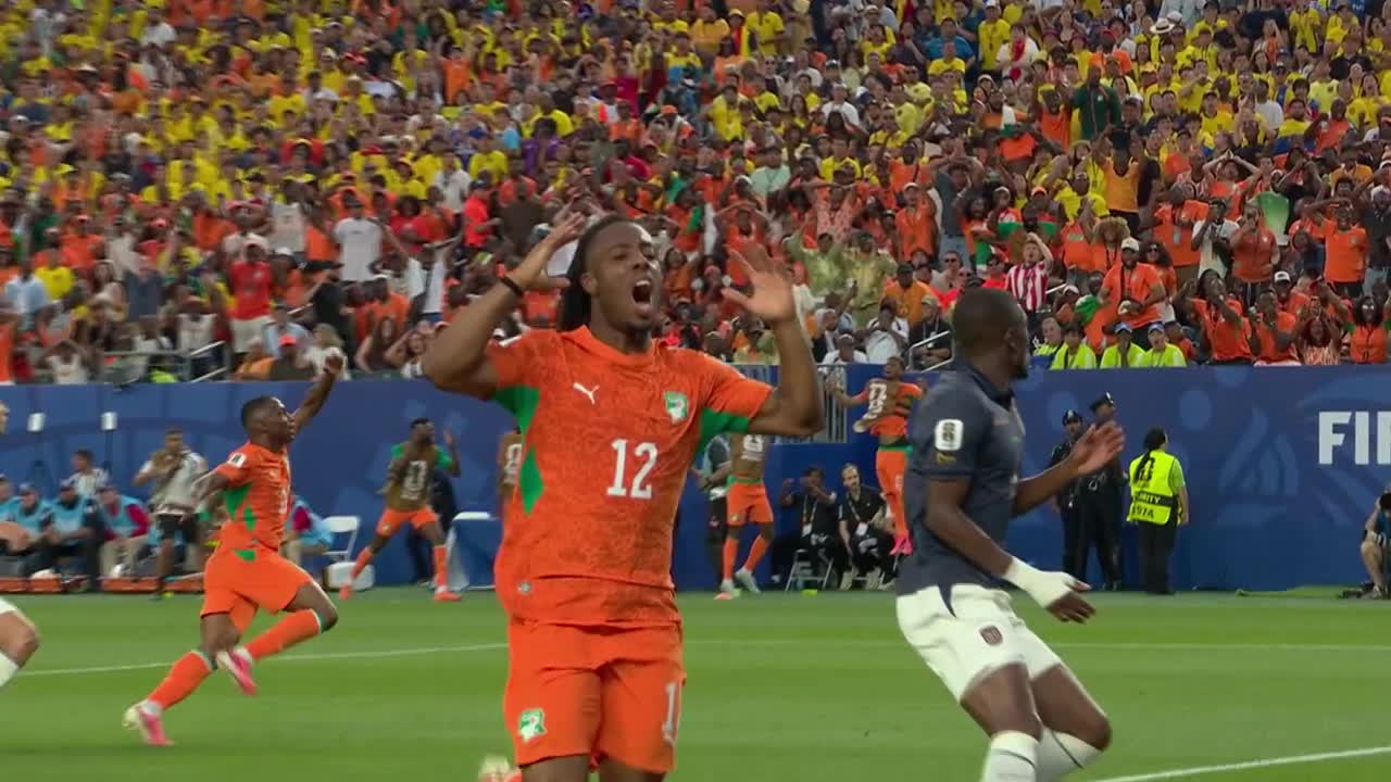 Elye Wahi zguduie transversala din apropierea porții | Coasta de Fildeș vs Ecuador
