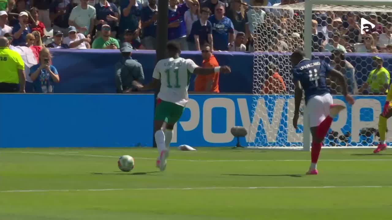 Jackson a șutat pe jos și a trimis balonul în bară | Franța - Senegal
