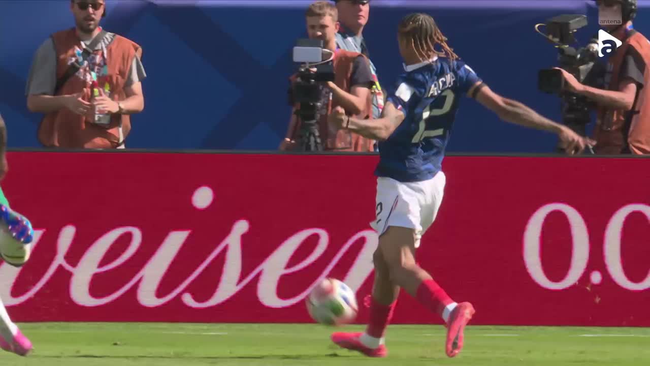 Barcola îl învinge pe Mendy cu o scăriță | Franța - Senegal