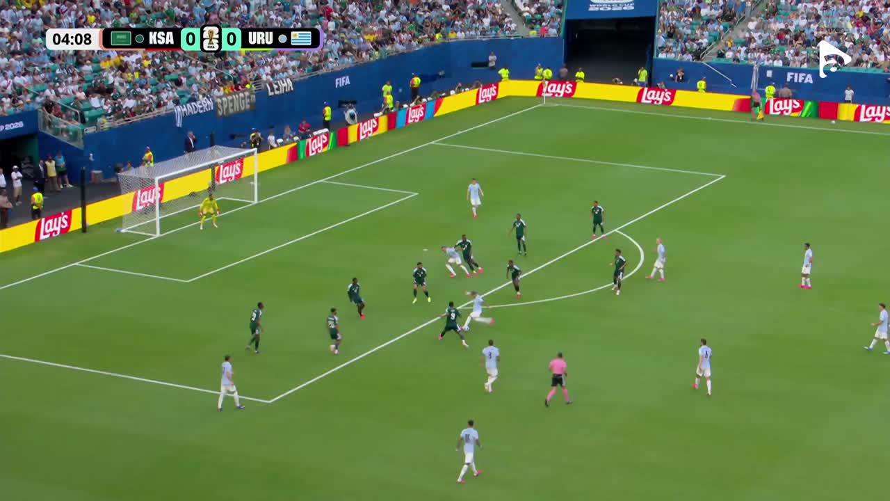 Ronald Araujo șutează de la distanță, dar Al-Owais respinge cu pumnii! | Arabia Saudită - Uruguay
