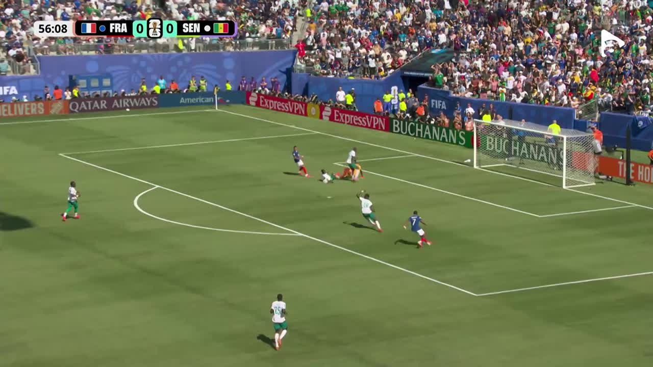 Mbappe a șutat pe jos, dar Mendy a respins cu piciorul | Franța - Senegal