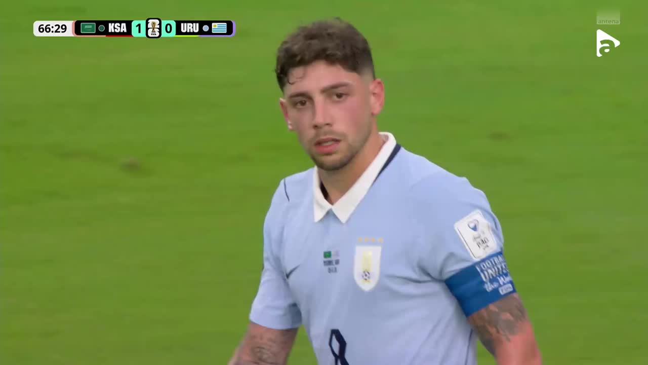 Federico Valverde execută o lovitură liberă din unghi, dar Mohammed Al-Owais boxează în afara careului | Arabia Saudită - Uruguay