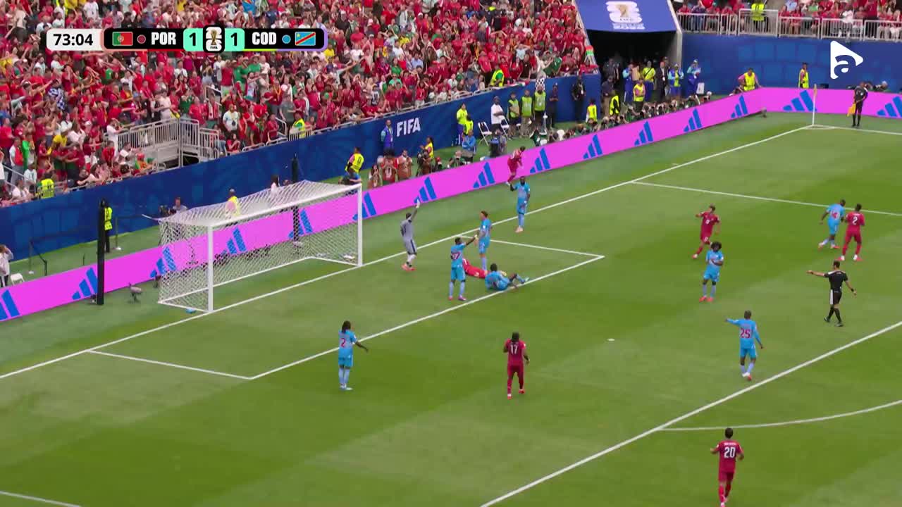 Ronaldo încearcă din nou, însă șutul său este blocat de apărare | Portugalia - DR Congo