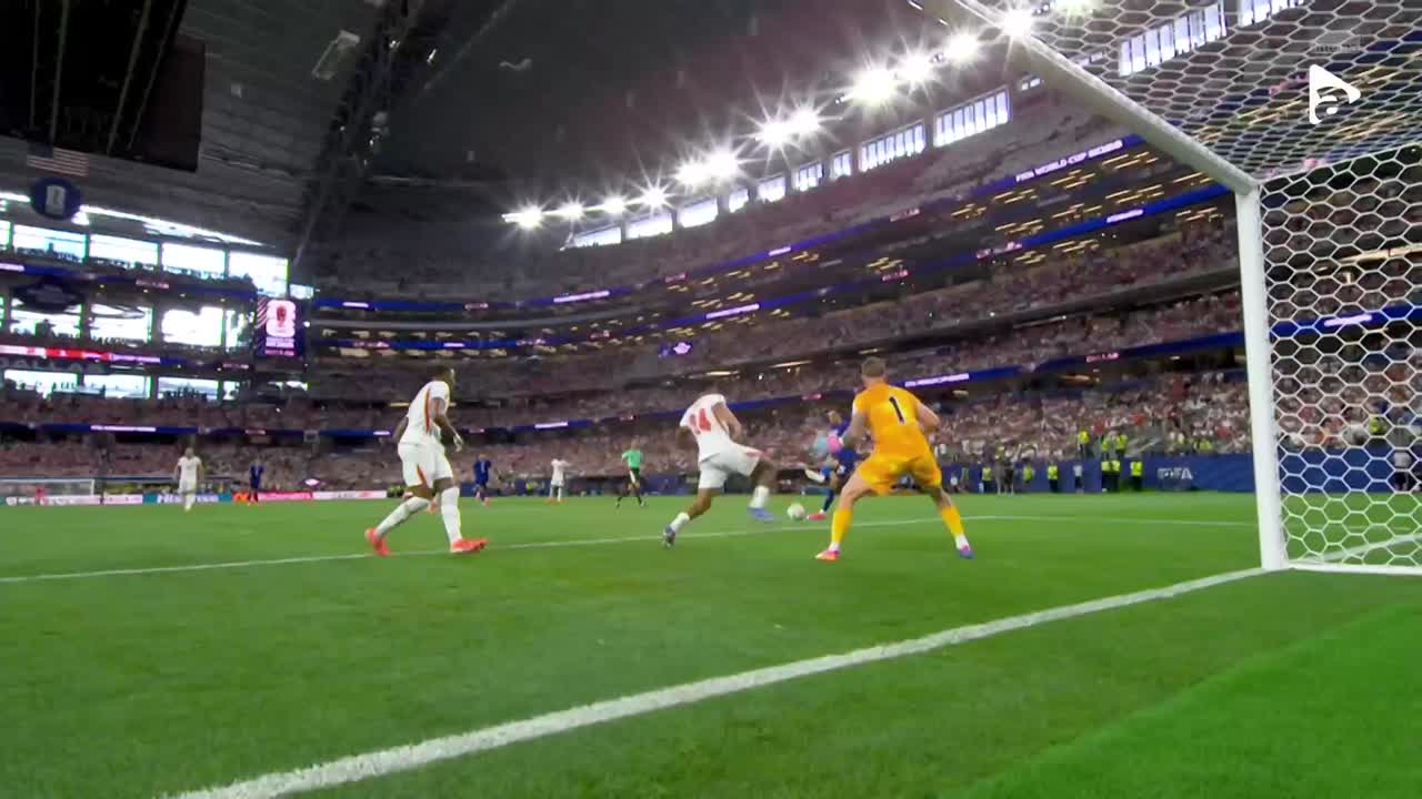 Ivan Perisic prelungește cu capul, iar Petar Musa înscrie în fața lui Jordan Pickford | Anglia - Croația