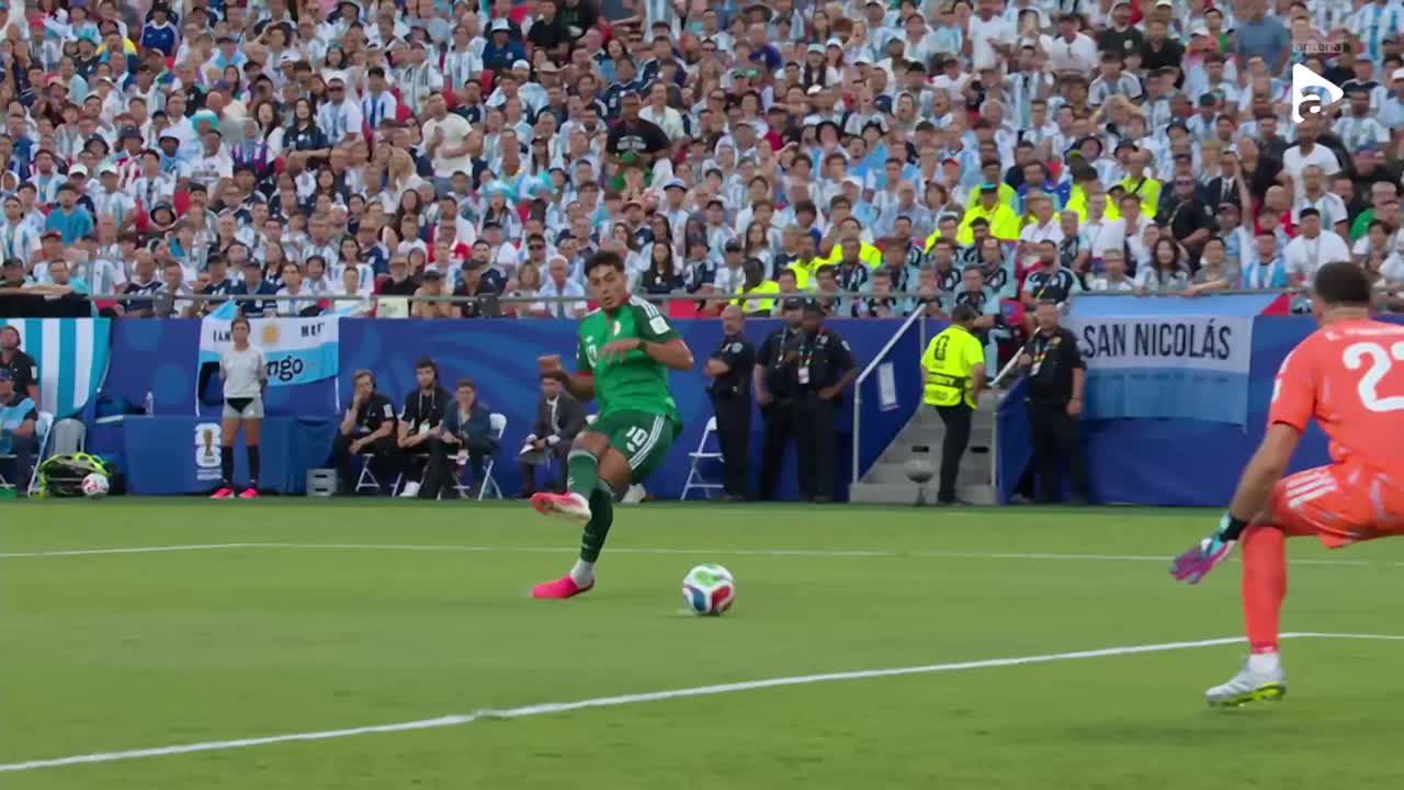 Gol anulat! Fares Chaibi este surprins în poziție de offside | Argentina - Algeria