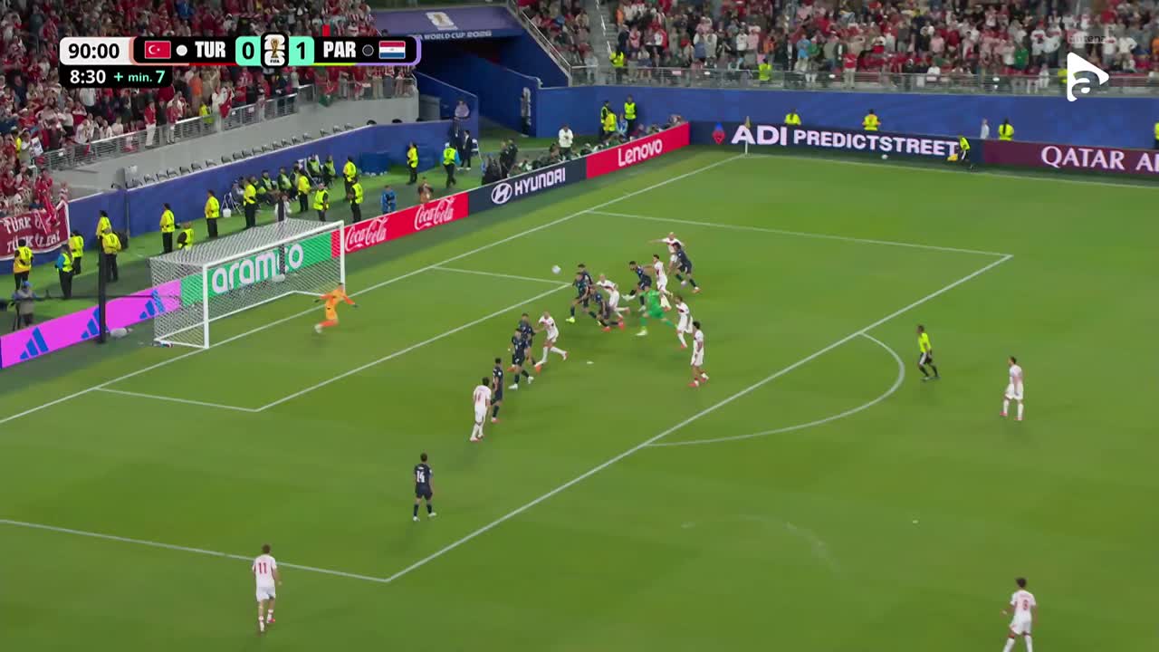 Șutul de la distanță al lui Hakan Calhanoglu trece pe lângă poartă | Turcia - Paraguay