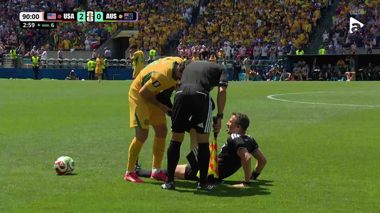 Arbitrul Felix Zwayer acuză crampe! Primește de urgență îngrijiri | SUA - Australia