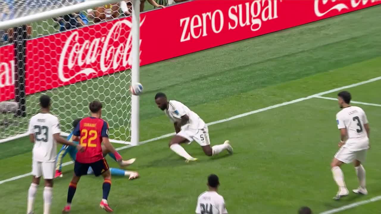 Autogol! Hassan Altambakti deviază mingea &icirc;n plasă sub presiunea lui Marc Cucurella (min. 49) | Spania - Arabia Saudită