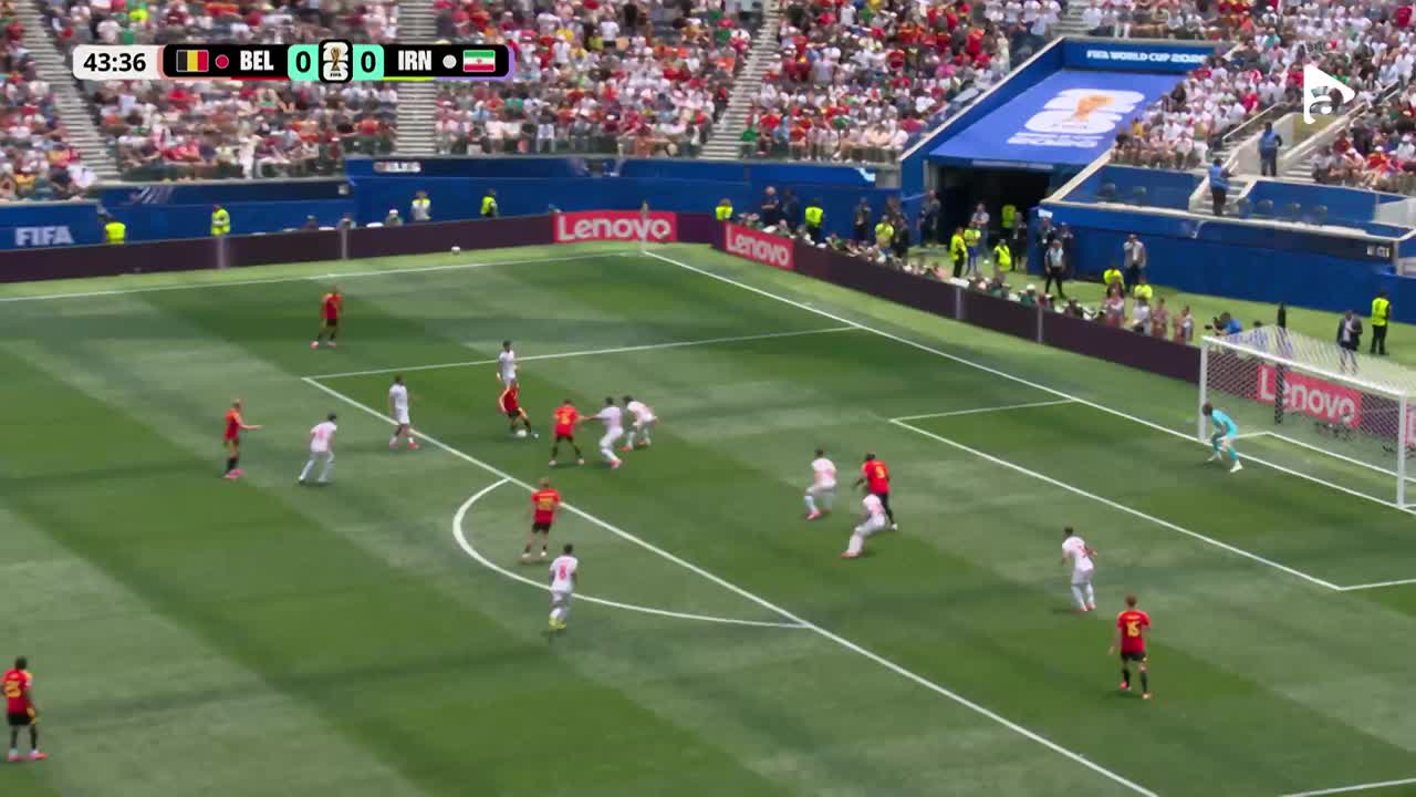 Alexis Saelemaekers este într-o poziție bună, dar șutul său este blocat | Belgia - Iran