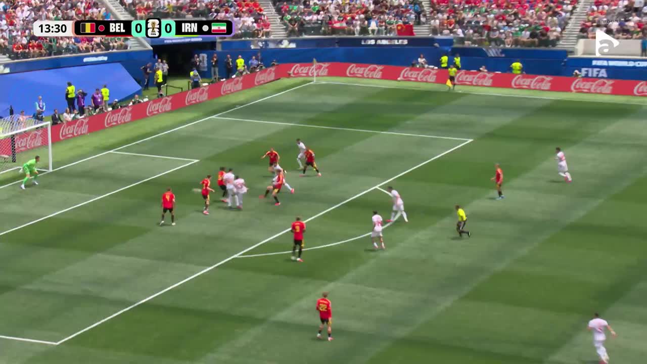 Șutul lui Kannani din careu este respins cu greu de portarul Courtois | Belgia - Iran