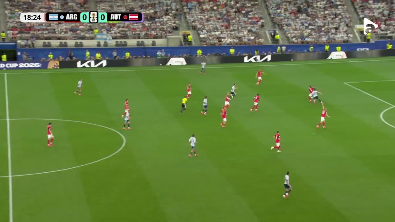Lionel Messi scapă spre poartă, dar apărarea intervine salvator | Argentina - Austria