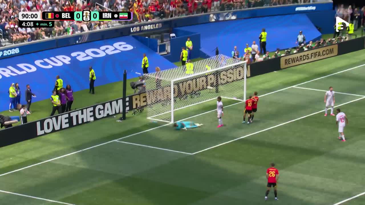 Șut bun al lui Dodi Lukebakio, dar mingea se duce puțin pe lângă | Belgia - Iran